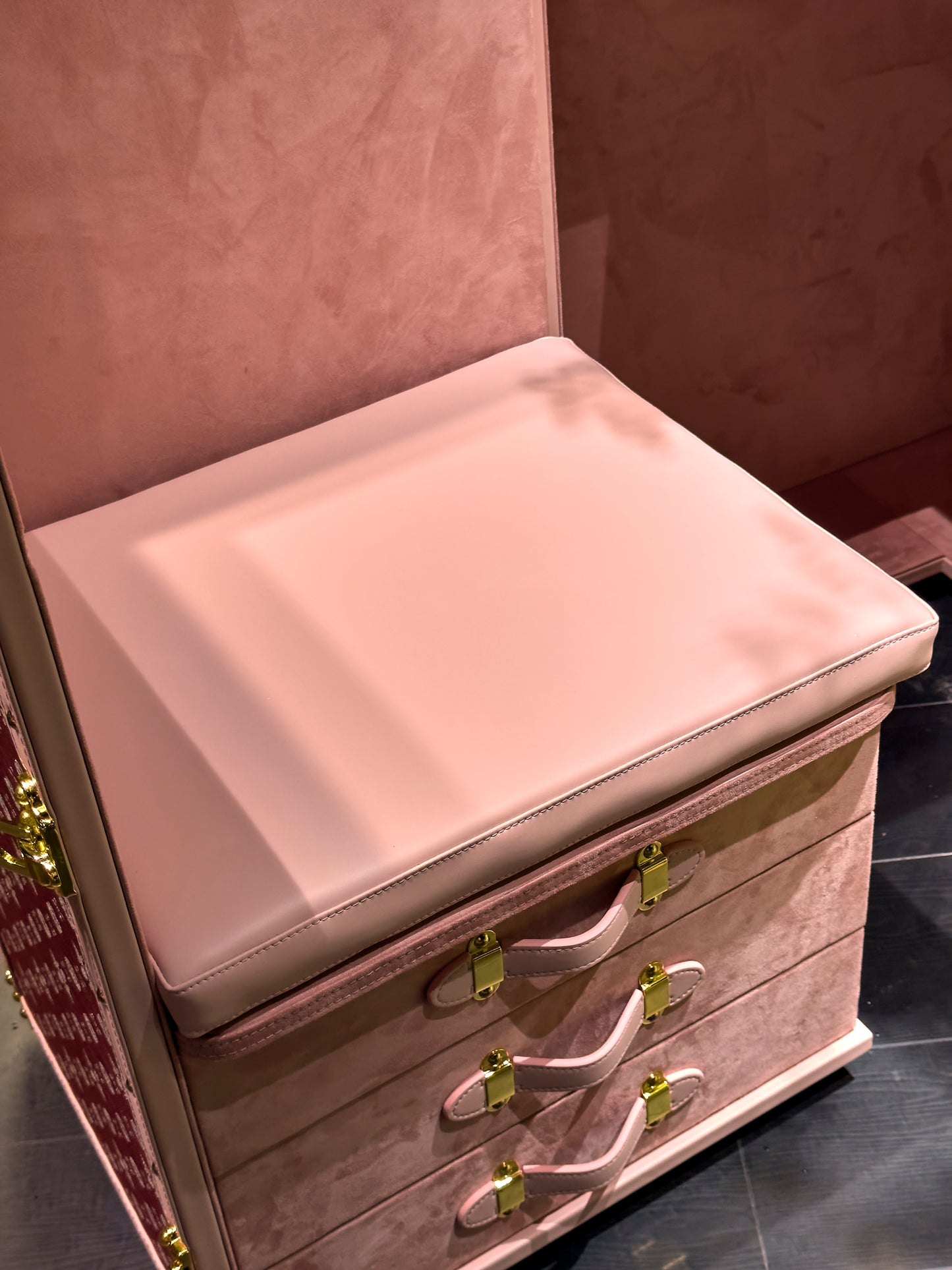 Dressing Table | Pink | Copper wire collection