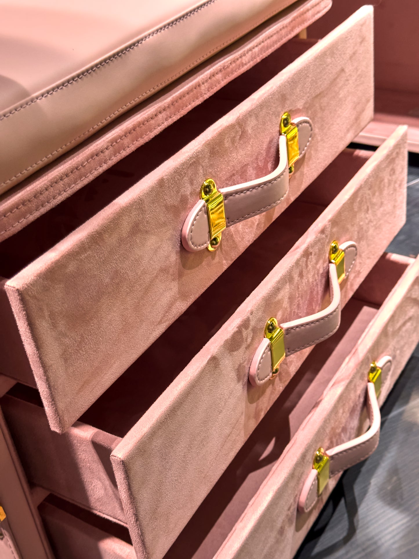 Dressing Table | Pink | Copper wire collection